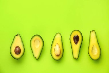 Renk arka planda taze avokado