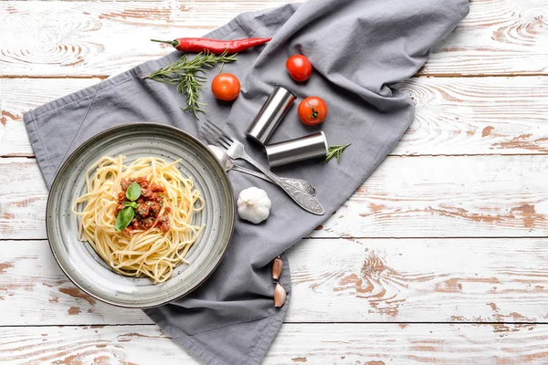 Plate with tasty boiled pasta on wooden table — Stock Photo, Image