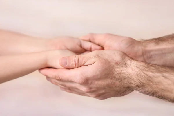 Ręce mężczyzny i dziecka na niewyraźne tło — Zdjęcie stockowe
