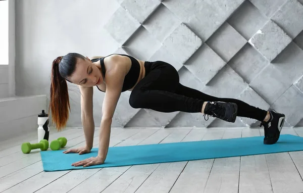 Sporty woman training in gym — Stock Photo, Image