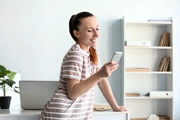 Femme avec téléphone portable à l'intérieur — Photo