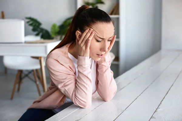 Donna che soffre di mal di testa in casa — Foto Stock