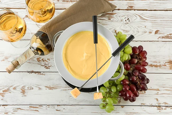 Fondue de queso con vino en la mesa —  Fotos de Stock