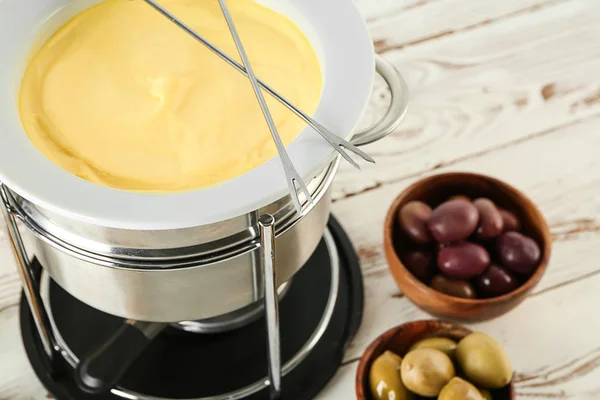 Fondue de queso en la mesa —  Fotos de Stock