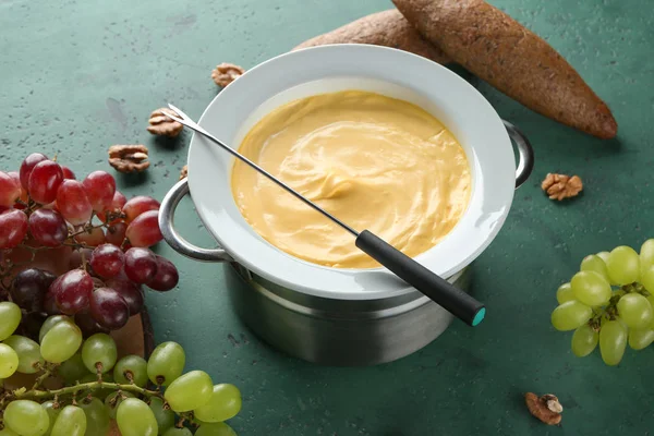 Fondue de queso con snacks sobre fondo de color —  Fotos de Stock