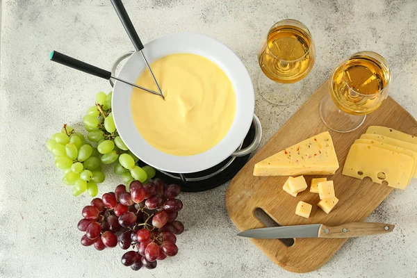 Fondue de queso con copas de vino sobre fondo gris —  Fotos de Stock