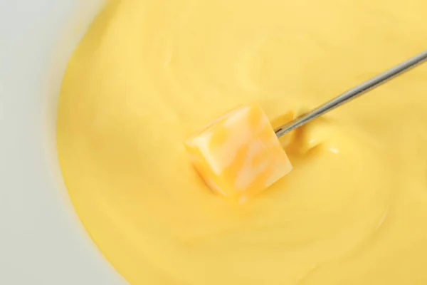 Zanurzenie sera w gorącej fondue, zbliżenie — Zdjęcie stockowe