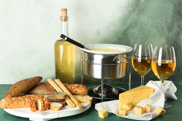 Fondue de queso con aperitivos y vino en la mesa —  Fotos de Stock