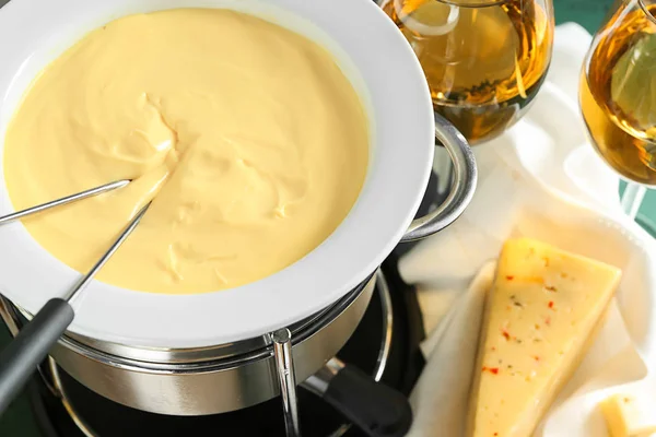 Fondue de queso en la mesa —  Fotos de Stock