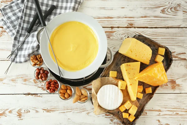 Fondue de queso con aperitivos en la mesa —  Fotos de Stock