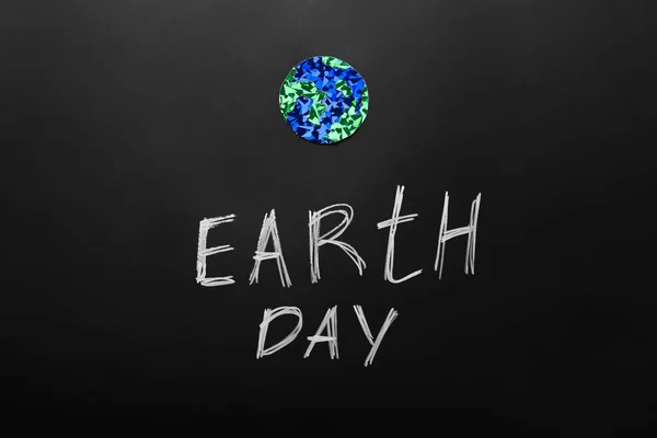 Planet med text Earth Day på mörk bakgrund — Stockfoto