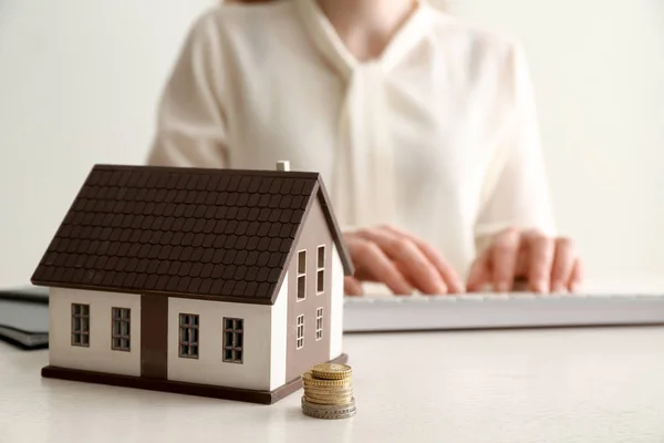 Model of house and money on table of real estate agent — Stock Photo, Image