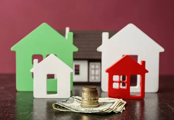 Angka rumah dan uang di atas meja. Konsep pembelian real estate — Stok Foto