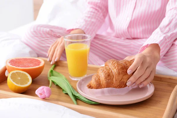 Mooie jonge vrouw ontbijten in bed, close-up — Stockfoto