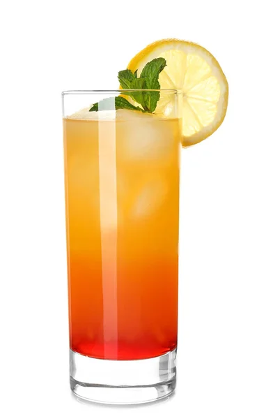 Copo de Tequila Sunrise cocktail sobre fundo branco — Fotografia de Stock