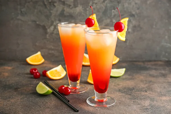 Copos de Tequila Sunrise cocktail na mesa — Fotografia de Stock