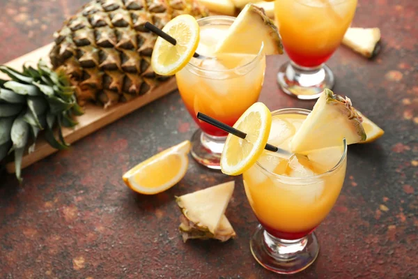 Kieliszki Tequila Sunrise koktajl na stole — Zdjęcie stockowe