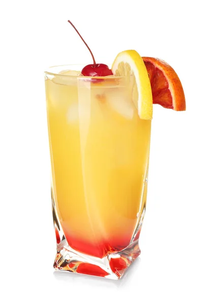 Copo de Tequila Sunrise cocktail sobre fundo branco — Fotografia de Stock