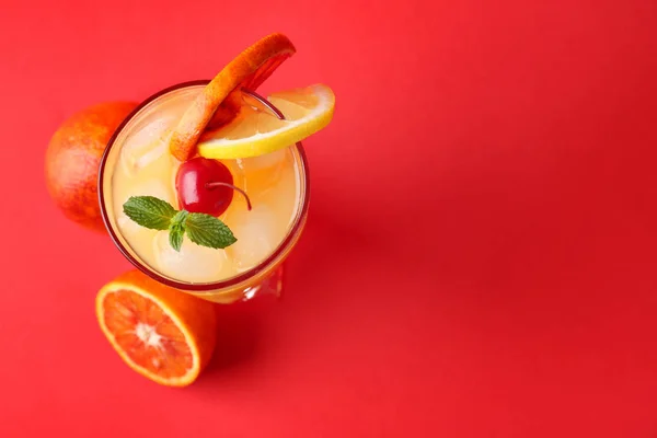 Üveg Tequila Sunrise koktél a színes háttér — Stock Fotó