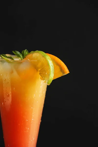 Verre de savoureux cocktail Tequila Sunrise sur fond sombre — Photo