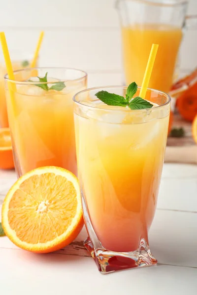 Gläser mit leckerem Tequila Sunrise Cocktail auf dem Tisch — Stockfoto