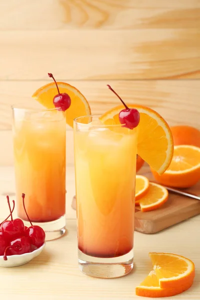 Verres de savoureux cocktail Tequila Sunrise sur la table — Photo