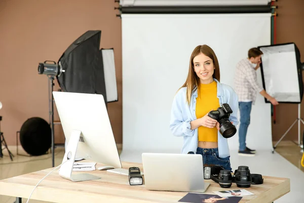 Fotógrafo profissional em estúdio moderno — Fotografia de Stock