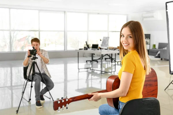 Professionell fotograf arbetar med modell i Studio — Stockfoto