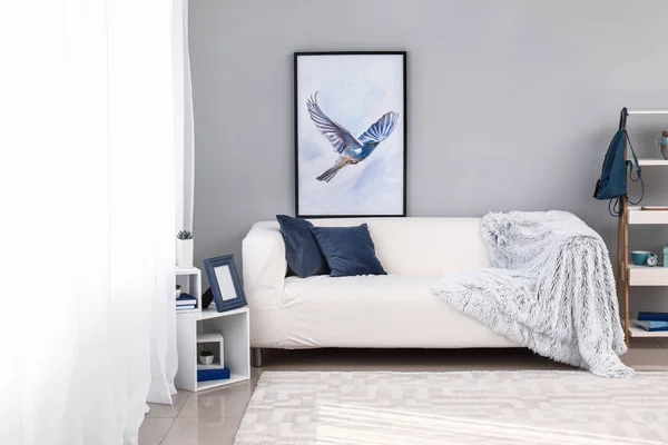 Tende leggere con mobili eleganti in interni di camera — Foto Stock