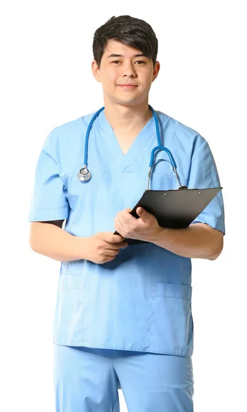 Assistente médico masculino com área de transferência em fundo branco — Fotografia de Stock