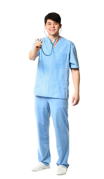 Assistente médico masculino com estetoscópio sobre fundo branco — Fotografia de Stock