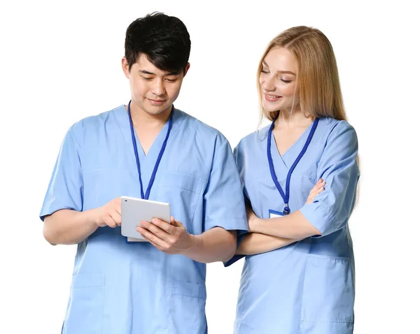 Beyaz arka planda tablet bilgisayarile tıbbi asistanların portresi — Stok fotoğraf