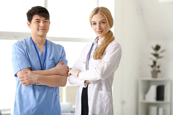 Жіночий лікар і чоловічий медичний асистент в клініці — стокове фото