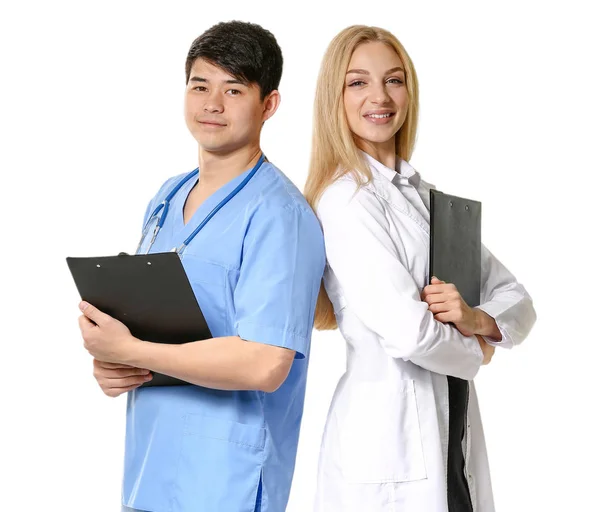 Vrouwelijke arts en mannelijke medische assistent op witte achtergrond — Stockfoto