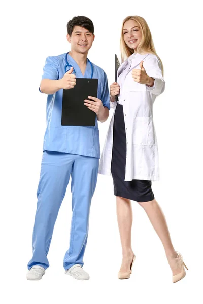 Beyaz arka planda kadın doktor ve erkek tıp asistanı — Stok fotoğraf