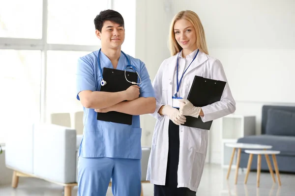 Жіночий лікар і чоловічий медичний асистент в клініці — стокове фото