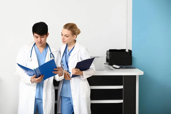 Jovens médicos discutindo diagnóstico na clínica — Fotografia de Stock