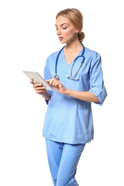 白い背景にタブレットコンピュータを持つ女性の医療アシスタント — ストック写真