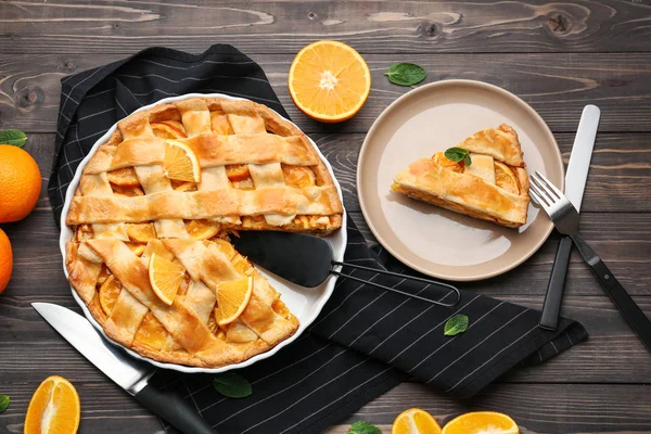 Komposition mit leckerem Orangenkuchen auf dem Tisch — Stockfoto