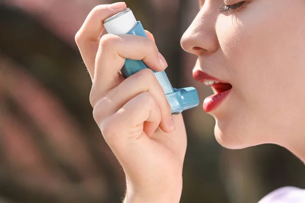 Wanita dengan inhaler mengalami serangan asma di luar ruangan — Stok Foto