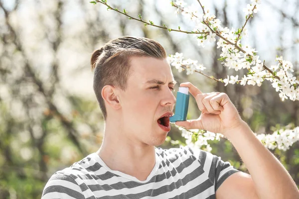 Hombre con inhalador que sufre un ataque de asma en el día de primavera — Foto de Stock