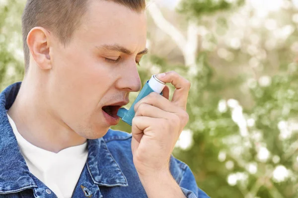 Pria dengan inhaler memiliki serangan asma di luar ruangan — Stok Foto