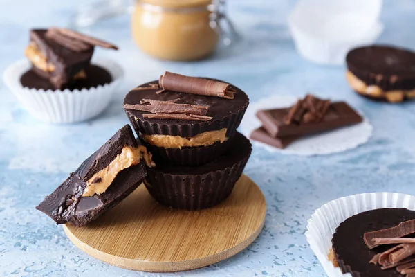 Smakelijke chocolade pindakaas kopjes op tafel — Stockfoto