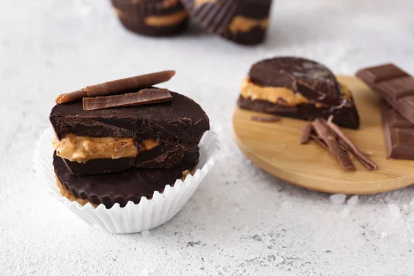 Copos de manteiga de amendoim de chocolate saborosos na mesa — Fotografia de Stock