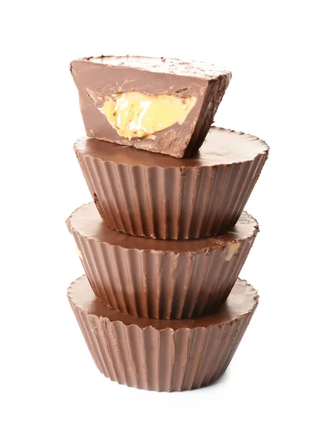 Copos de manteiga de amendoim de chocolate saborosos no fundo branco — Fotografia de Stock