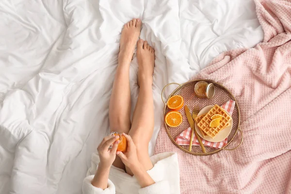 Mulher tendo saboroso café da manhã na cama — Fotografia de Stock