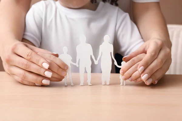 Mujer y niño con figura de familia en la mesa. Concepto de adopción — Foto de Stock