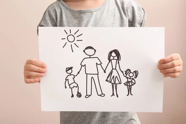 Дитина з малюнком сім'ї. Концепція усиновлення — стокове фото