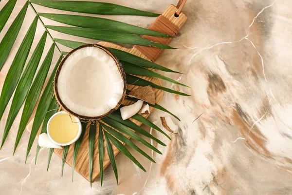 Composición con aceite de coco sobre la mesa —  Fotos de Stock