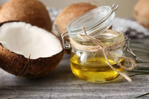 Jar met kokosolie op tafel — Stockfoto